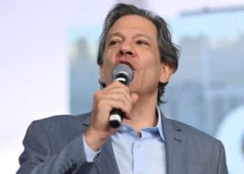 Entenda as mudanças propostas pela reforma tributária no Brasil, com foco no aumento da alíquota do IVA, e saiba como elas podem impactar.