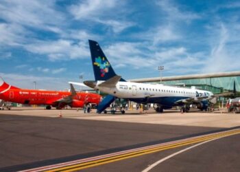 Programa Voa Brasil oferece passagens aéreas a preços acessíveis para aposentados do INSS