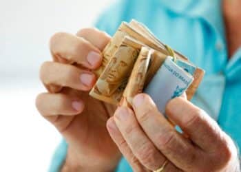 O Governo Federal brasileiro propôs um aumento no salário mínimo de R$1.412 para R$1.500 ou mais em 2025