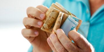 O Governo Federal brasileiro propôs um aumento no salário mínimo de R$1.412 para R$1.500 ou mais em 2025