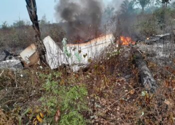 Um acidente aéreo trágico ocorreu em Mato Grosso. Uma aeronave bimotora explodiu ao cair na divisa com o Pará.