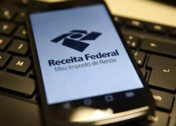 Receita Federal suspende restituições do Imposto de Renda devido a inconsistências nas declarações. Contribuintes devem revisar e reenviar documentos