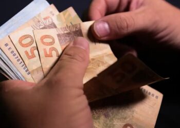 Abono Salarial de até R$1.412 para trabalhadores que atendem aos critérios de habilitação