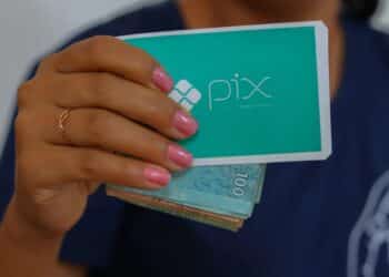 A Caixa Econômica Federal elevou o limite de transferência via Pix para R$ 4,5 mil