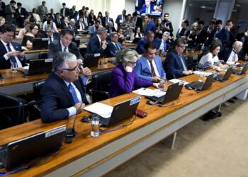 Senado aprova projeto de lei que isenta FGTS e INSS de aposentados