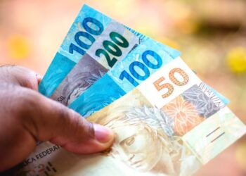 Tudo o que você precisa saber sobre o depósito extra do INSS em 2024, incluindo grupos elegíveis e calendário de pagamentos.