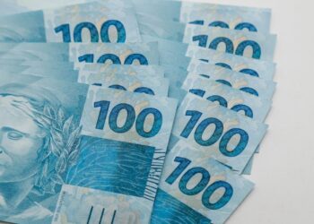 Governo Federal propõe salário mínimo de R$ 1.501,94 para 2025, representando um aumento de 6,36%. O reajuste é calculado com base no INPC.