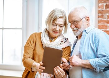 aposentados do inss olhando pagamento pelo computador