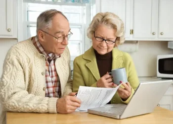 Aposentados do INSS lendo no computador sobre o pente-fino. (Fonte: freepik).