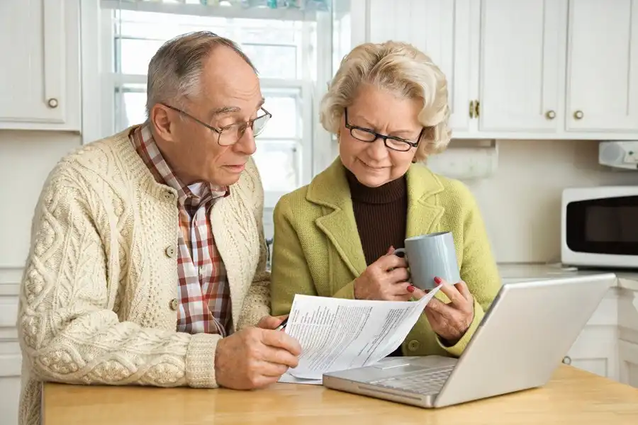 Aposentados do INSS lendo no computador sobre o pente-fino. (Fonte: freepik).