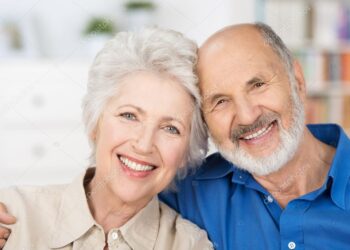 Casal de aposentado do INSS feliz com o calendário de pagamento de agosto. (Fonte: freepik).