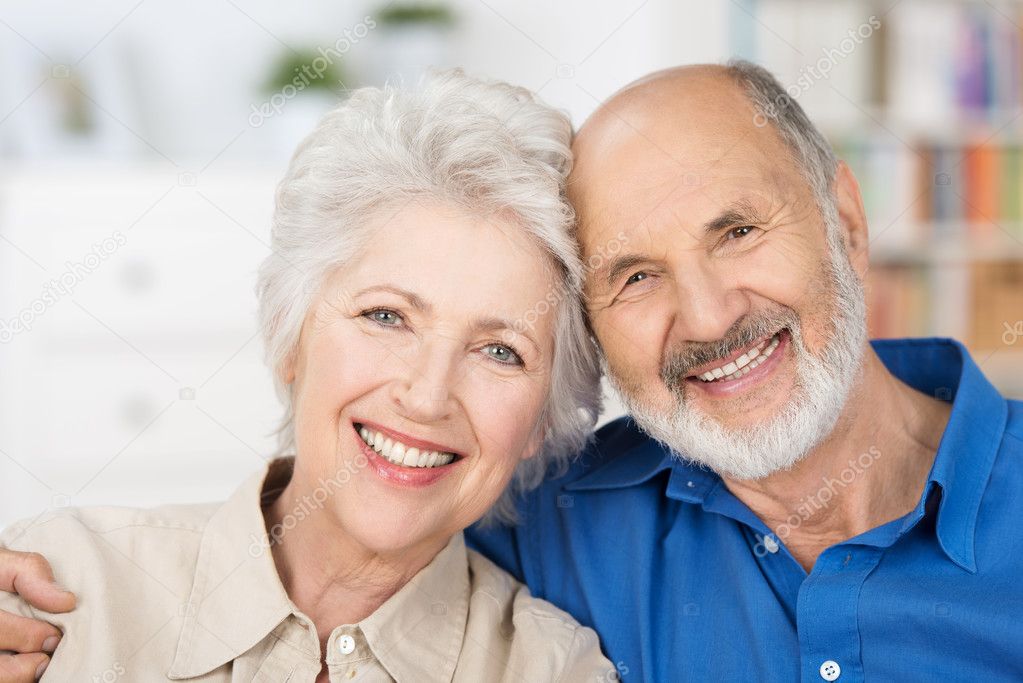Casal de aposentado do INSS feliz com o calendário de pagamento de agosto. (Fonte: freepik).