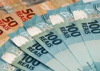 cédulas de 50 e 100 reais