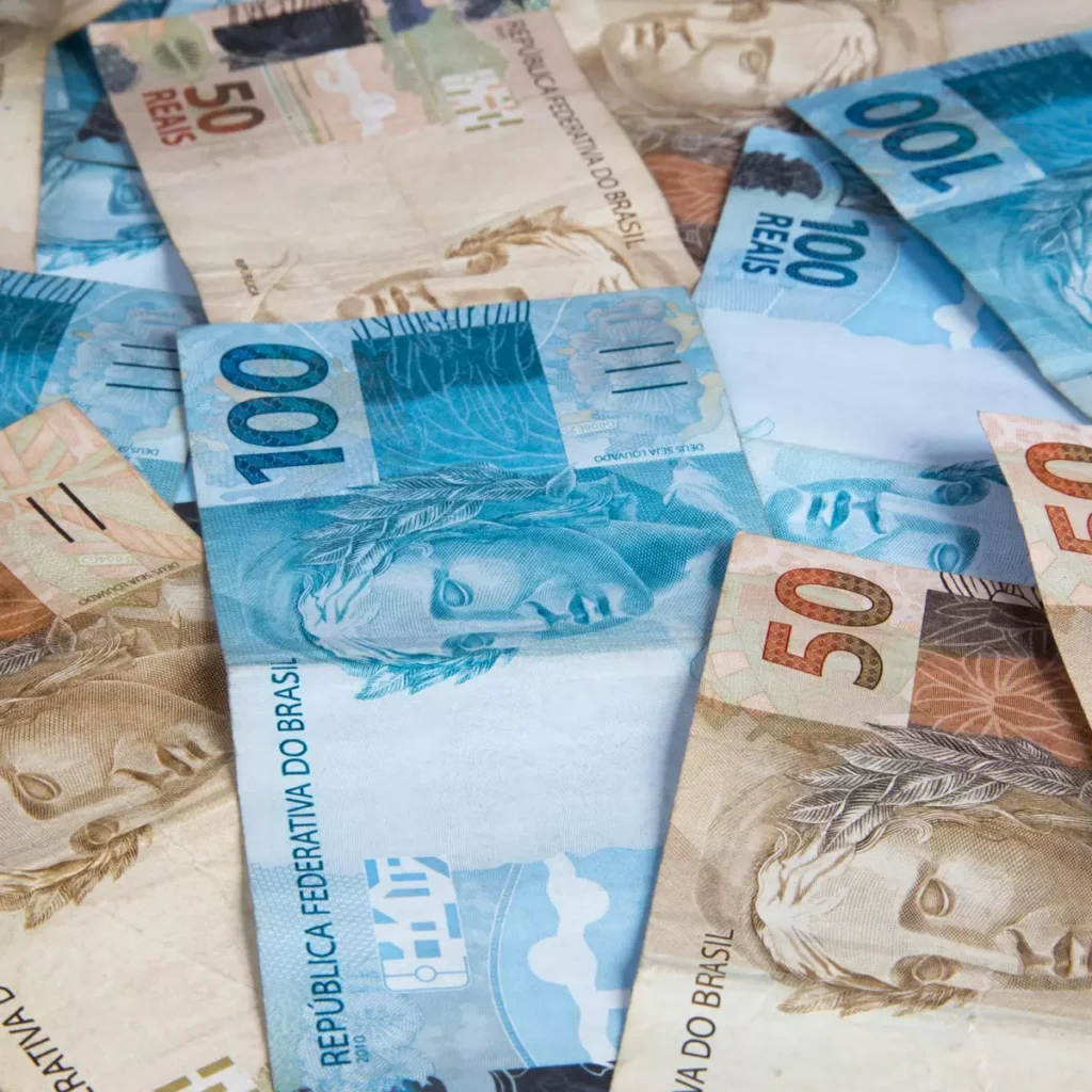 Pagamento do abono salarial para quem é CLT. (Fonte: shutterstock).