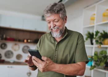 Aposentado feliz com o cancelamento do consignado. (Fonte: iStock).