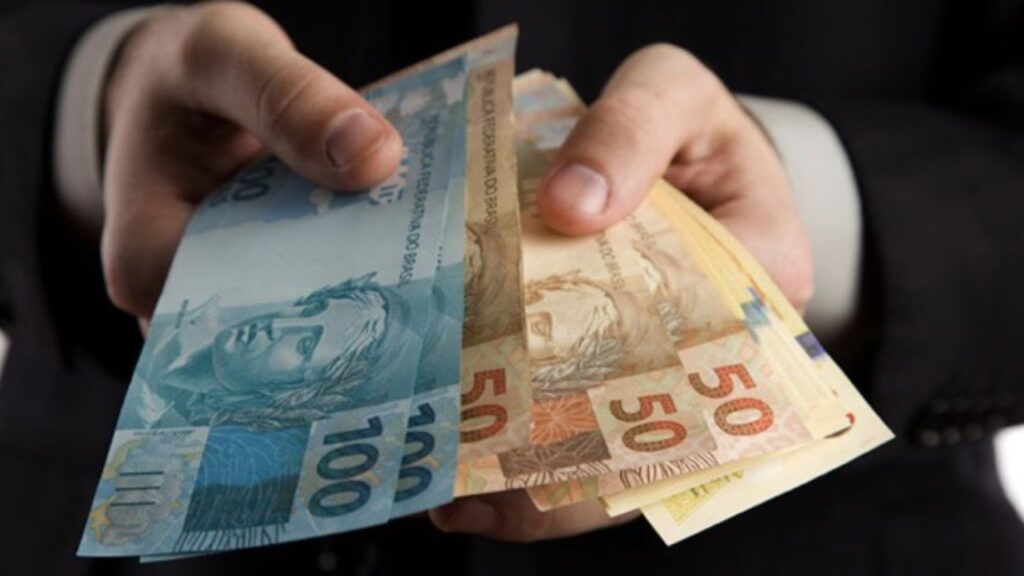 O bolsa trabalho, benefício integrado ao Bolsa do Povo, paga mensalmente R$540 reais de benefício. 