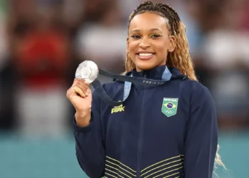 Rebeca Andrade exibe com orgulho a medalha de prata do individual geral de Paris 2024. (Fonte: Luiza Moraes/COB).