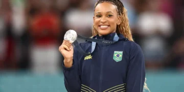 Rebeca Andrade exibe com orgulho a medalha de prata do individual geral de Paris 2024. (Fonte: Luiza Moraes/COB).