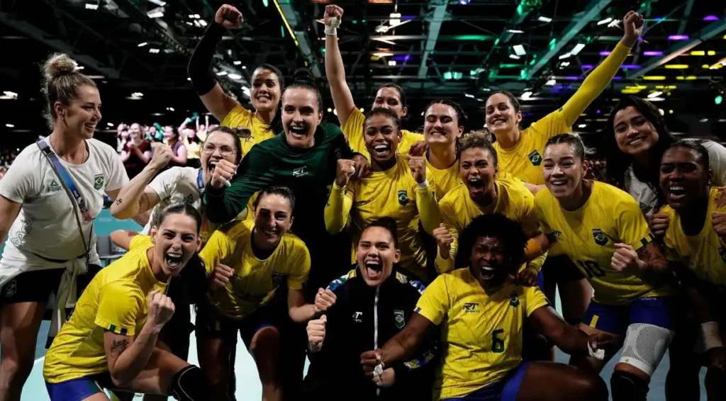 Seleção Brasileira de handebol feminino comemora classificação na Olimpíada. (Fonte: Alexandre Loureiro/COB).