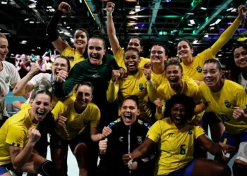 Seleção Brasileira de handebol feminino comemora classificação na Olimpíada. (Fonte: Alexandre Loureiro/COB).