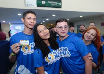 Saiba como a frequência escolar é calculada para que as famílias possam receber o benefício Pé-de-Meia. Entenda o processo!