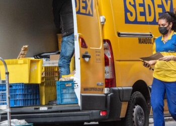 trabalhadores descarregando encomendas do correios
