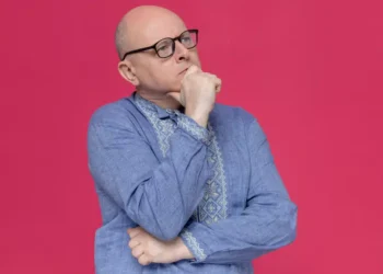 Idoso pensando em como calcular a aposentadoria do INSS; (Fonte: freepik).