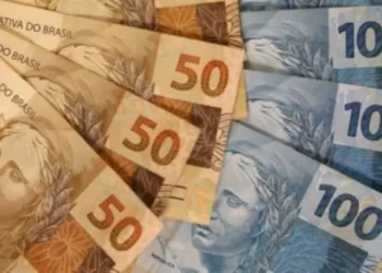 Pagamento do 13º salário do INSS em notas de 50 e 100 reais. (Fonte: shutterstock).