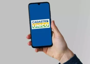 mão segurando celular aberto no cadúnico