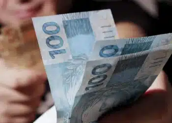 Beneficiários do INSS recebem pagamento em parcela única do 13º salário do INSS.
