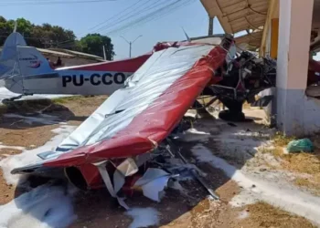 Avião cai