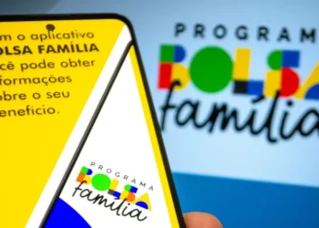 Celular aberto no aplicativo do Bolsa Família. (Fonte: gov.br).