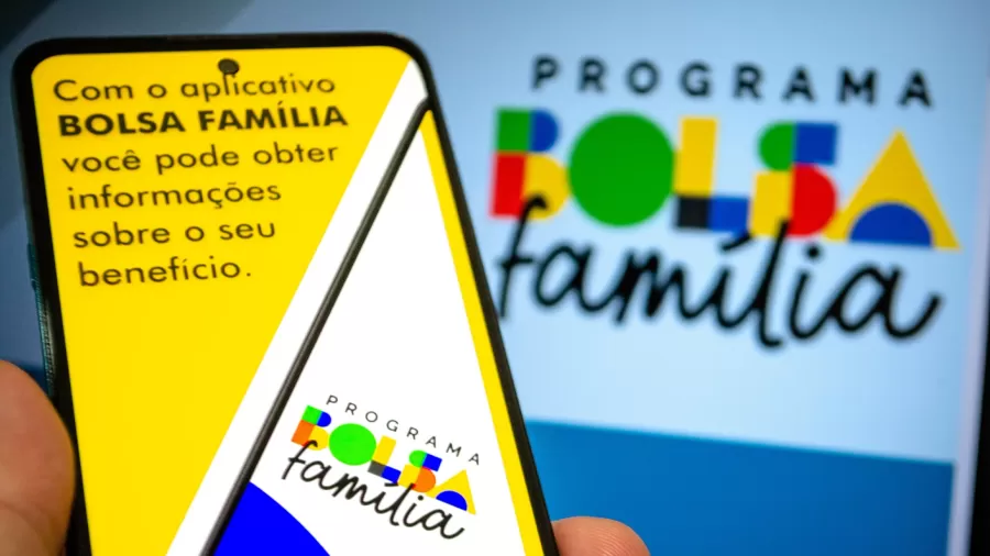 Celular aberto no site do Programa Bolsa Família. (Fonte:  Luis Lima Jr./Fotoarena/Estadão Conteúdo).