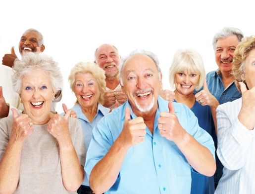 Idosos felizes por conseguirem a aposentadoria do INSS mais cedo. (Fonte: shutterstock).
