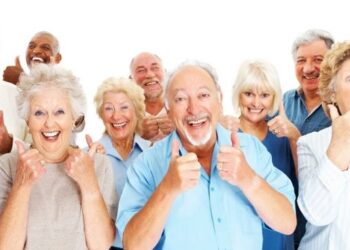 Aposentados felizes com o pagamento do 13 salário do INSS. (Fonte: shutterstock).