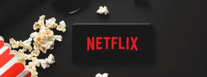 balde de pipoca ao lado da tela da netflix