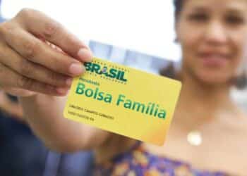 mulher segurando cartão do bolsa família