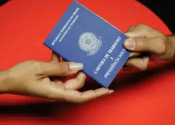 Trabalhadores segurando carteira de trabalho. (Fonte: poder 360).