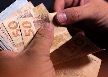 A antecipação do 13º salário do INSS em 2024 gera discussões. Some informações sobre o pagamento do benefício e seus impactos na economia.