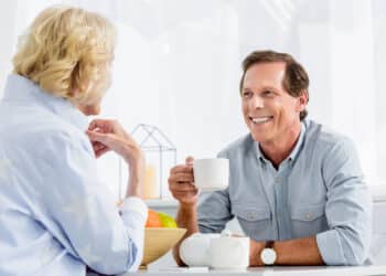 Casal de idosos felizes com o benefício de Luz e Água de graça. (Fonte: depositphotos).