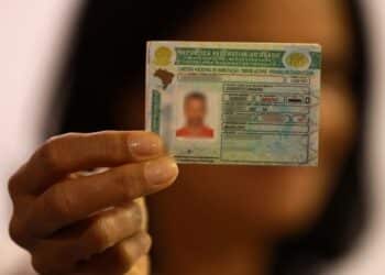 Mulher segurando o documento CH. (Fonte: Joá Souza/GOVBA)