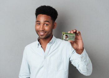 Homem segurando cnh obrigatória. (Fonte: freepik).