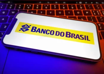 celular aberto no aplicativo do banco do brasil