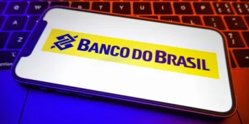 celular aberto no aplicativo do banco do brasil
