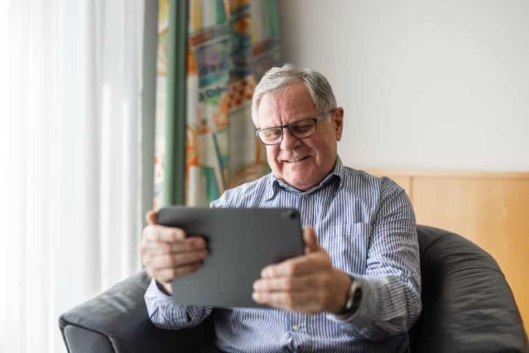 Idoso utilizando notebook com a internet de graça. (Fonte: Forbes).