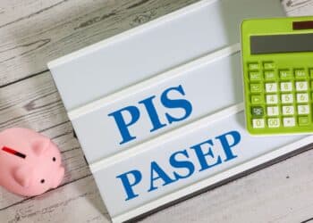 tela com a frase "pis pasep" ao lado de um cofre de porco rosa e uma calculadora