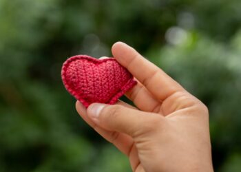 Desvendando os sinais de que alguém está apaixonado por você