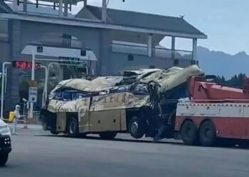 Um ônibus colidiu com uma multidão de estudantes e pais na China, resultando em 11 mortos e 13 feridos