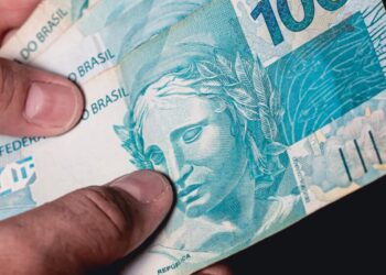Trabalhadores com carteira assinada em 2022 podem receber o abono salarial de até R1412. Veja se você tem direito e como consultar!