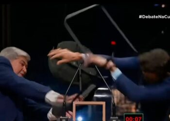 Datena é expulso de debate eleitoral após agredir fisicamente seu concorrente, Marçal. O incidente chocante domina as discussões!